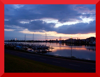 [Photo of Wilhelmshaven with a
red frame]